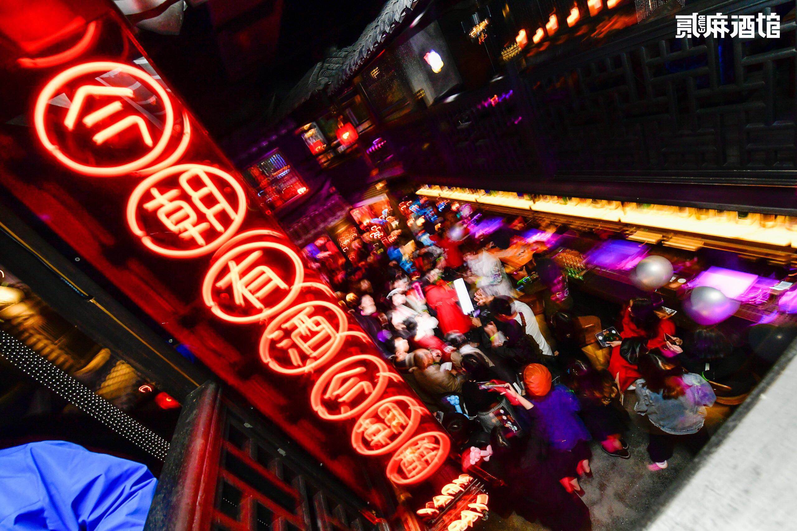 贰麻酒馆新店10月19日亮相东郊记忆,当天排队阵仗火爆到凌晨三点!